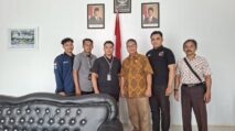 Foto bersama pengurus Pramuka dan perwakilan sekolah SMK Negeri 1 Bendahara