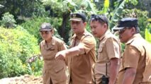 Wakil Bupati Dairi meninjau lokasi jalan longsor bersama tim BPBD dan perangkat kecamatan