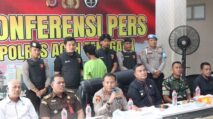 Kapolres Aceh Tenggara AKBP Yulhendri saat konferensi pers penangkapan pelaku pembunuhan lima orang di Desa Uning Sigugur