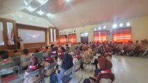 Peserta Gerakan Pramuka Aceh Tamiang mengikuti nobar film Soekarno dalam rangka Hari Lahir Pancasila 2025 di Gedung SKB Karang Baru.