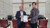 Ajie Lingga menyerahkan permohonan uji materiil PMK 2/2023 di Pengadilan Negeri Kuala Simpang