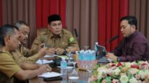 Bupati Aceh Besar Syech Muharram bersama perwakilan Pertamina dan Dinas ESDM Aceh usai rapat koordinasi distribusi LPG subsidi di Gampong Gani, Aceh Besar