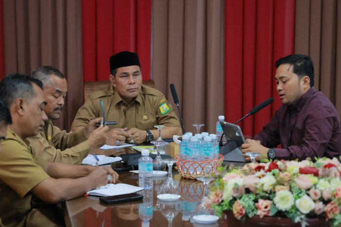 Bupati Aceh Besar Syech Muharram bersama perwakilan Pertamina dan Dinas ESDM Aceh usai rapat koordinasi distribusi LPG subsidi di Gampong Gani, Aceh Besar