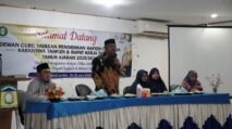Kepala Dinas Syariat Islam Aceh Besar, Rusdi S.Sos., M.Si., membuka kegiatan Karantina Tahfizh di Wisma Atlet Jantho bersama para guru dan siswa YPHC