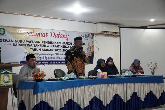Kepala Dinas Syariat Islam Aceh Besar, Rusdi S.Sos., M.Si., membuka kegiatan Karantina Tahfizh di Wisma Atlet Jantho bersama para guru dan siswa YPHC