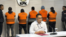 Petugas KPK membawa Kadis PUPR Sumut Topan Obaja Putra Ginting usai ditangkap terkait kasus suap proyek jalan senilai Rp231,8 miliar di Sumatera Utara.