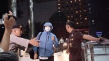 Petugas KPK menggiring enam orang hasil OTT korupsi proyek jalan di Mandailing Natal ke Gedung Merah Putih KPK Jakarta