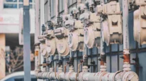 Warga Aceh Tamiang antre membeli gas elpiji setelah pasokan gas alam terputus tanpa pemberitahuan