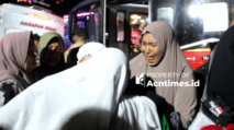 Seorang perempuan menangis haru saat menyambut kepulangan jamaah haji Aceh Tamiang di halaman Kantor Bupati usai tiba dari Tanah Suci.
