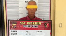Petugas Unit PPA Satreskrim Polres Pidie tengah menginterogasi tersangka AR, pelaku pemerkosaan anak tiri di ruang penyidikan