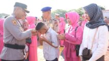 Seorang anak mencium tangan polisi saat upacara kenaikan pangkat Polda Aceh, didampingi keluarga.