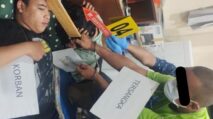 Polisi mengamankan barang bukti usai penangkapan pelaku pembunuhan lima anggota keluarga di Aceh Tenggara