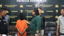 Pelaku berinisial Cut Lem mengenakan baju tahanan oranye saat diamankan Polresta Banda Aceh dalam kasus pencabulan anak