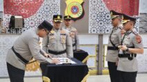 Kapolda Aceh Irjen Achmad Kartiko memimpin upacara sertijab pejabat utama dan Kapolres jajaran Polda Aceh di Mapolda Aceh