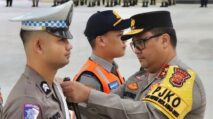Kapolda Aceh Irjen Pol. Dr. Achmad Kartiko memasangkan pita tanda dimulainya Operasi Patuh Seulawah 2025 kepada personel lalu lintas.