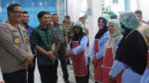 Kapolda Aceh Irjen Pol. Dr. Achmad Kartiko memotong pita saat meresmikan SPPG Polda Aceh di Desa Lambung, Banda Aceh