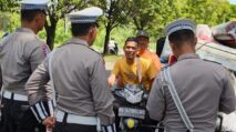 Personel Polda Aceh sedang melakukan pemeriksaan lalu lintas dalam Operasi Patuh Seulawah 2025