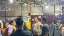 Petugas Polsek Samarinda Ulu mengamankan lokasi keributan antara ojek online dan juru parkir di Jalan Merbabu, Samarinda.