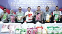 Brigjen Pol. Helfi Assegaf memberikan keterangan pers terkait pengungkapan kasus pengoplosan beras oleh Satgas Pangan Polri di Mabes Polri, Jakarta.
