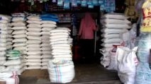 pedagang beras pasar pagi kuala simpang aceh tamiang keluhkan langkanya beras sphp dan harga naik