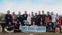 Komunitas Ruang Baca Langsa berfoto bersama usai kegiatan baca buku gratis untuk anak muda