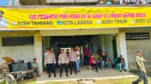 Personel Polres Aceh Tamiang melaksanakan pengamanan turnamen Pra Pora cabang sepak bola di Stadion Kabupaten Aceh Tamiang