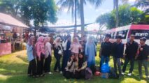 Pelajar Aceh Tamiang menikmati liburan di Pantai Pelangi Idi bersama keluarga dan teman-temannya
