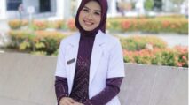 Dokter muda Aceh Rani Salsabila Efendi, finalis Miss Indonesia 2025, mengenakan pakaian adat Aceh dengan senyum percaya diri