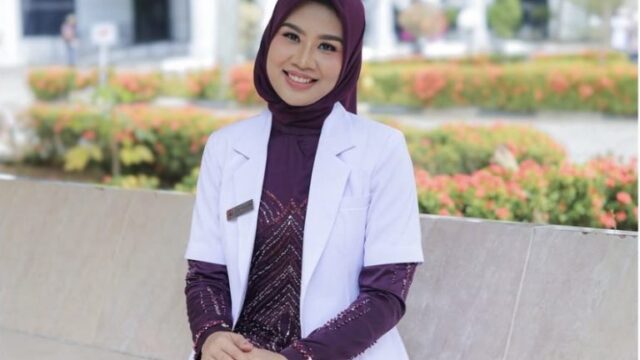 Dokter muda Aceh Rani Salsabila Efendi, finalis Miss Indonesia 2025, mengenakan pakaian adat Aceh dengan senyum percaya diri