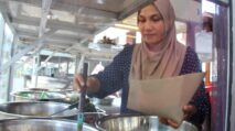 Pedagang warung nasi di Aceh Tamiang melayani pelanggan di tengah kenaikan harga beras
