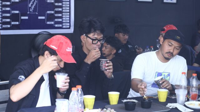 Barista muda mengikuti kompetisi Tuang Tuang Juara di Kopiin Aceh Tamiang untuk mengasah keterampilan meracik kopi