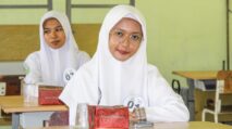 Siswi SMAN 2 Patra Nusa menunjukkan congklak berbentuk kapal hasil karya seni kriya dari batang bambu.