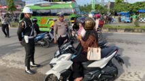 Petugas Satlantas dan Denpom AD Aceh Tamiang menghentikan pengendara dalam Operasi Patuh Seulawah 2025 di Kualasimpang