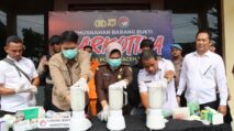 Petugas Polres Aceh Tamiang memusnahkan barang bukti sabu seberat 6,2 kg disaksikan instansi lintas sektor