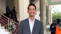 Wajah serius Wakil Bupati Aceh Tamiang saat inspeksi mendadak ke RSUD Muda Sedia dengan latar pasien yang antre tanpa pelayanan dokter.