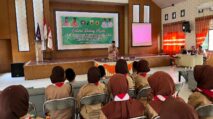 Ketua Kwarcab Pramuka Aceh Tamiang, Kak Agus Salim, menyampaikan sambutan dalam kegiatan wawasan kebangsaan dan pencegahan radikalisme bersama anggota Pramuka.