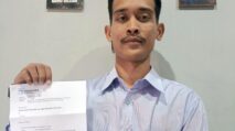 Muhammad Helmi, Ketua Harian LSM PANDORA, menunjukkan surat konfirmasi resmi yang dikirim ke BPK RI terkait dugaan kelebihan bayar SPPD ASN Aceh Tamiang.