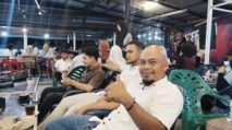Pengunjung menikmati pertunjukan live musik di sebuah caffe malam hari di Aceh Tamiang