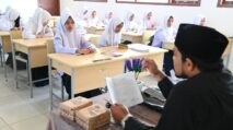 Bupati Aceh Besar Syech Muharram Idris meninjau pelaksanaan peluncuran program Beut Kitab Bak Sikula di SMPN 1 Darul Imarah, Aceh Besar.