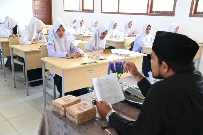 Bupati Aceh Besar Syech Muharram Idris meninjau pelaksanaan peluncuran program Beut Kitab Bak Sikula di SMPN 1 Darul Imarah, Aceh Besar.