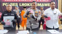 Petugas Polres Lhokseumawe merilis dua tersangka kasus pembakaran rumah beserta barang bukti senjata api rakitan dan amunisi dalam konferensi pers.