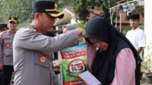 Kapolres Aceh Tengah memberikan sembako kepada anak-anak yatim piatu di Panti Asuhan Yayasan Noordeen, Takengon, disambut haru dan suka cita.