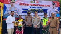 Kapolres Pidie Jaya bersama pejabat daerah dan Bulog menyerahkan beras murah kepada warga dalam Gerakan Pangan Murah tanggap inflasi di Kecamatan Trienggadeng.