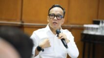 Gedung KPK Jakarta malam hari usai operasi tangkap tangan terhadap Wamenaker Immanuel Ebenezer.