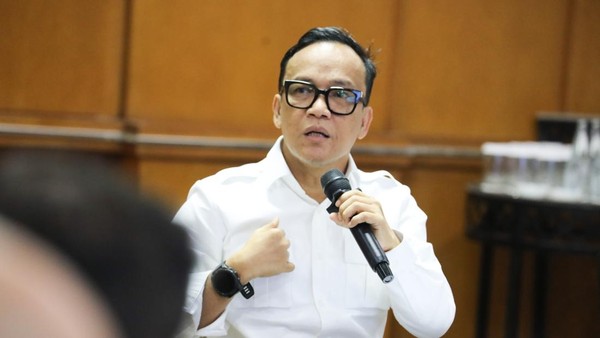 Gedung KPK Jakarta malam hari usai operasi tangkap tangan terhadap Wamenaker Immanuel Ebenezer.