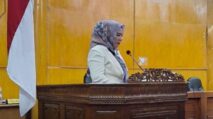 Erawati IS, SH dari Fraksi Partai Gerindra membacakan Pendapat Panitia Anggaran DPRK Aceh Tamiang dalam Rapat Paripurna tentang KUA-PPAS 2026.