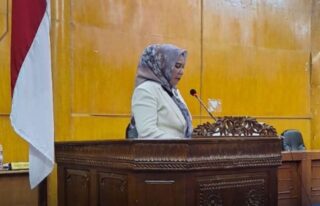 Erawati IS, SH dari Fraksi Partai Gerindra membacakan Pendapat Panitia Anggaran DPRK Aceh Tamiang dalam Rapat Paripurna tentang KUA-PPAS 2026.