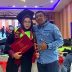Kapolsek Tanjung Balai Utara IPTU Muhamad Rony mendampingi istrinya Zullyza Mira Keumala, S.Keb dalam prosesi wisuda di Convention Hall Singapore Land Batubara