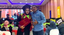 Kapolsek Tanjung Balai Utara IPTU Muhamad Rony mendampingi istrinya Zullyza Mira Keumala, S.Keb dalam prosesi wisuda di Convention Hall Singapore Land Batubara