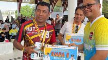 Kapolsek Tanjung Balai Utara IPTU Muhamad Rony menerima penghargaan Juara II Fun Run 5 KM Car Free Day 2025 di Alun-alun Kota Tanjung Balai